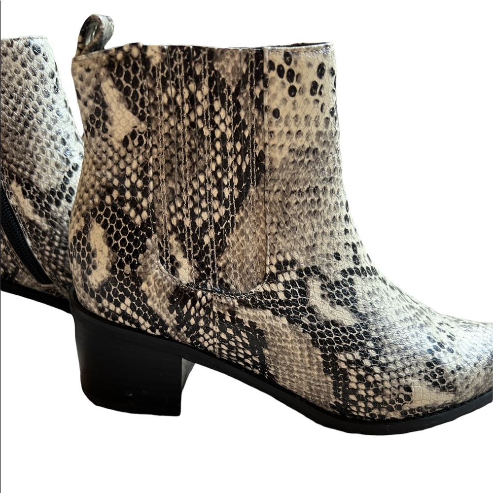 Blondo Elvina Cream Snake Print Waterproof Ankle Boots in Size 8.5 - Like new - Picture 6 of 10